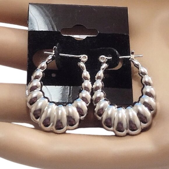 1" Shrimp Medium Hoop Pierced Post Stud Earrings Silver Plated Scalloped - Picture 3 of 3